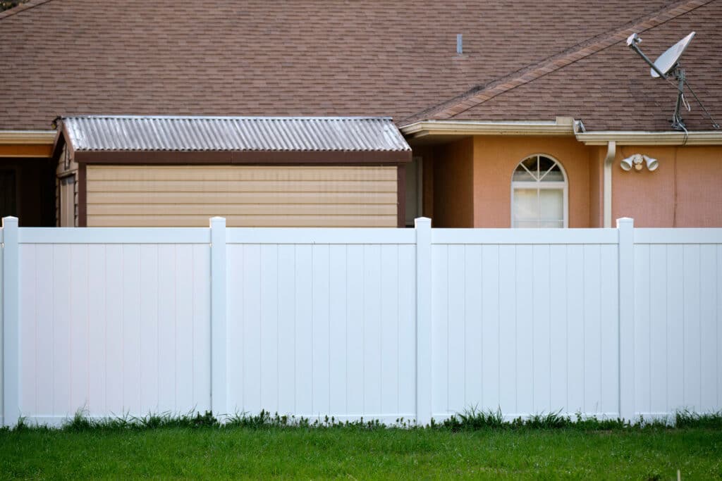 how long does vinyl fence last