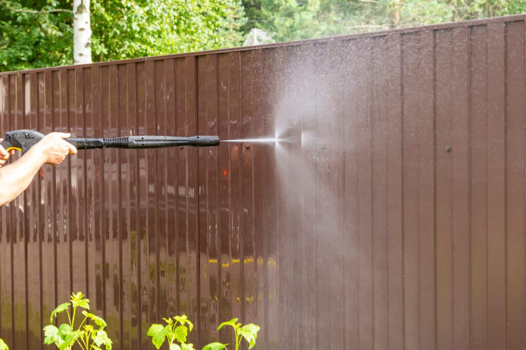 how to clean vinyl fence